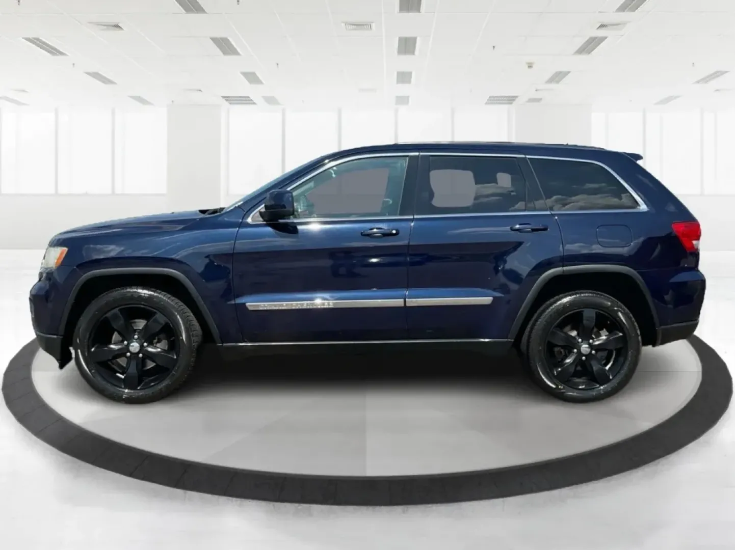 2013 Jeep Grand Cherokee Laredo (1C4RJFAG7DC) with an Other engine, located at 1230 East Main St, Xenia, OH, 45385, (937) 908-9800, 39.688026, -83.910172 - Are you ready to elevate your driving experience? Whether you're a growing family in need of spacious comfort, a weekend adventurer seeking reliability, or simply someone looking for a dependable daily driver, the 2013 Jeep Grand Cherokee Laredo is the perfect vehicle for you. Located at Advantage C - Photo#5