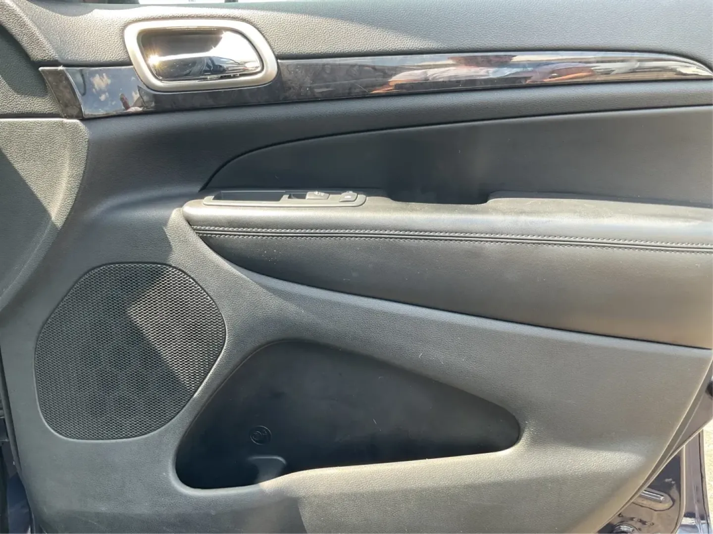 2013 Jeep Grand Cherokee Laredo (1C4RJFAG7DC) with an Other engine, located at 4508 South Dixie Dr, Moraine, OH, 45439, (937) 908-9800, 39.689976, -84.218452 - Are you ready to elevate your driving experience? Whether you're a growing family in need of spacious comfort, a weekend adventurer seeking reliability, or simply someone looking for a dependable daily driver, the 2013 Jeep Grand Cherokee Laredo is the perfect vehicle for you. Located at Advantage C - Photo#19