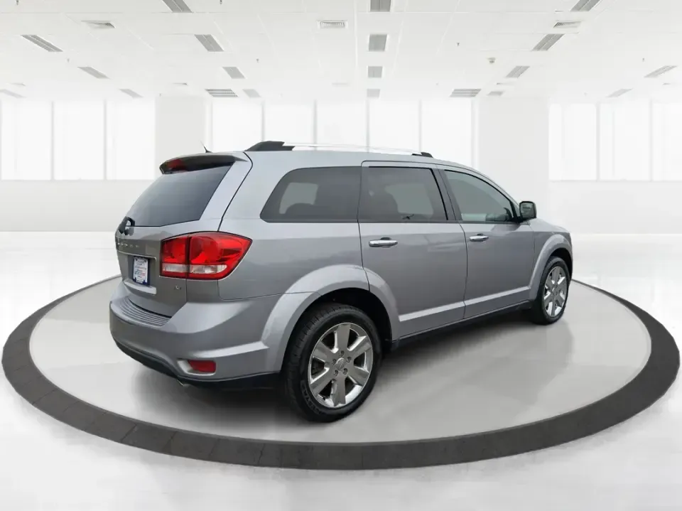 2017 Dodge Journey SXT AWD (3C4PDDBG9HT) with an Pentastar 3.6L V-6 DOHC engine, 6A transmission, located at 1230 East Main St, Xenia, OH, 45385, (937) 908-9800, 39.688026, -83.910172 - ### Explore New Adventures with the 2017 Dodge Journey SXT AWD at Advantage Car and Credit<br /> <br /> Looking for an SUV that can keep up with your dynamic lifestyle? The 2017 Dodge Journey SXT AWD is the perfect companion for growing families, weekend adventurers, and daily commuters alike. With - Photo#2