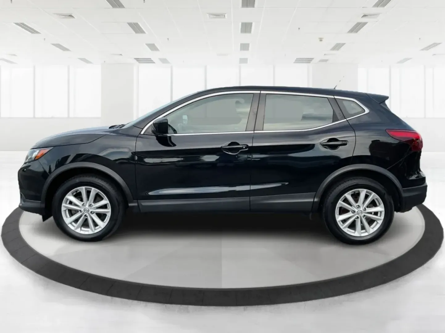 2017 Nissan Rogue S (JN1BJ1CR3HW) with an 2L I-4 gasoline direct injection engine, located at 880 E. National Road, Vandalia, OH, 45377, (937) 908-9800, 39.891918, -84.183594 - **Discover Adventure with the 2017 Nissan Rogue at Advantage Car and Credit!**<br /> <br /> Are you ready to elevate your lifestyle and embark on new adventures? Whether you're a busy parent juggling school drop-offs, a commuter navigating the daily grind, or an outdoor enthusiast seeking weekend es - Photo#5