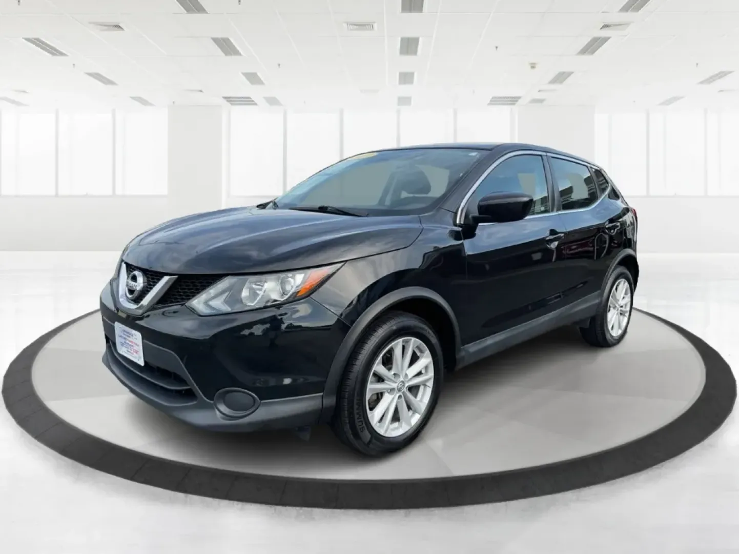 2017 Nissan Rogue S (JN1BJ1CR3HW) with an 2L I-4 gasoline direct injection engine, located at 880 E. National Road, Vandalia, OH, 45377, (937) 908-9800, 39.891918, -84.183594 - **Discover Adventure with the 2017 Nissan Rogue at Advantage Car and Credit!**<br /> <br /> Are you ready to elevate your lifestyle and embark on new adventures? Whether you're a busy parent juggling school drop-offs, a commuter navigating the daily grind, or an outdoor enthusiast seeking weekend es - Photo#8
