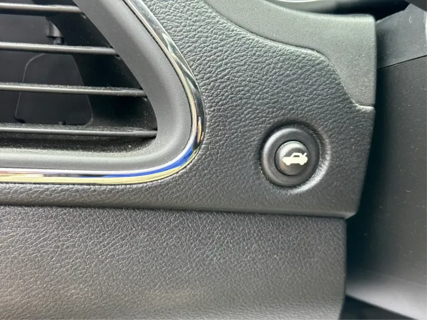 2011 Chrysler 200 Limited (1C3BC2FB0BN) with an 2.4L L4 DOHC 16V engine, 6-Speed Automatic transmission, located at 4508 South Dixie Dr, Moraine, OH, 45439, (937) 908-9800, 39.689976, -84.218452 - ### Elevate Your Daily Commute with the 2011 Chrysler 200 Limited<br /> <br /> Are you searching for a reliable sedan that combines style, comfort, and modern features? Look no further than the 2011 Chrysler 200 Limited, available now at Advantage Car and Credit in New Carlisle, OH. This vehicle is - Photo#17