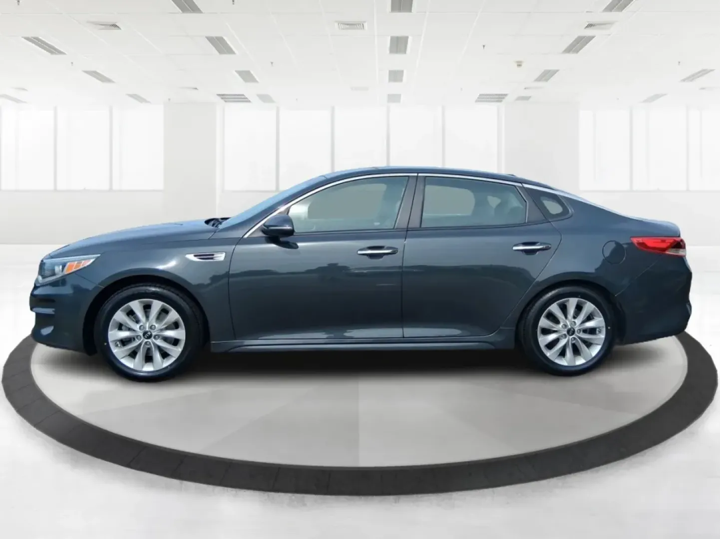 2016 Kia Optima LX (5XXGT4L36GG) with an Theta II 2.4L I-4 gasoline direct injection engine, located at 8750 N County Rd 25A, Piqua, OH, 45356, (937) 908-9800, 40.164391, -84.232513 - Discover an exceptional driving experience with the 2016 Kia Optima LX, available now at Advantage Car and Credit in New Carlisle, OH. This sedan is not just a mode of transportation; it's an enhancement to your lifestyle, whether you're commuting to work, running errands, or embarking on weekend ad - Photo#5