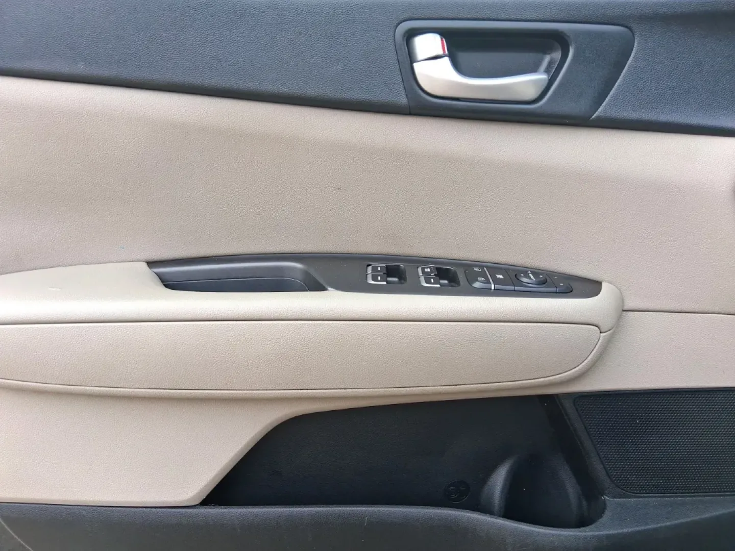 2016 Kia Optima LX (5XXGT4L36GG) with an Theta II 2.4L I-4 gasoline direct injection engine, located at 1184 Kauffman Ave, Fairborn, OH, 45324, (937) 908-9800, 39.807072, -84.030914 - Discover an exceptional driving experience with the 2016 Kia Optima LX, available now at Advantage Car and Credit in New Carlisle, OH. This sedan is not just a mode of transportation; it's an enhancement to your lifestyle, whether you're commuting to work, running errands, or embarking on weekend ad - Photo#17