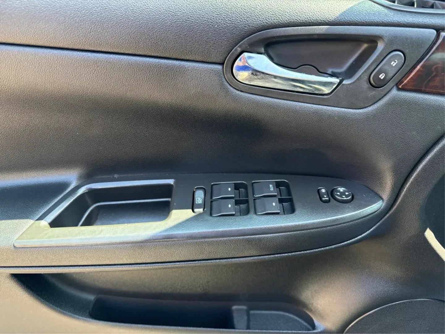 2014 Chevrolet Impala Limited LT (2G1WB5E3XE1) with an 3.6L V-6 gasoline direct injection engine, located at 8750 N County Rd 25A, Piqua, OH, 45356, (937) 908-9800, 40.164391, -84.232513 - Are you ready for your next adventure, whether it's a family road trip, a daily commute, or simply running errands around Fairborn? The 2014 Chevrolet Impala Limited LT is the perfect sedan to elevate your driving experience. With its stylish black exterior and reliable performance, this vehicle is - Photo#19