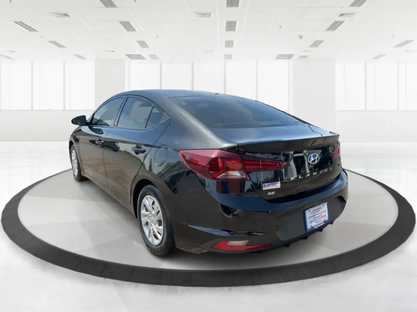 2019 Hyundai Elantra SE (5NPD74LF7KH) with an Nu 2L I-4 DOHC engine, located at 1230 East Main St, Xenia, OH, 45385, (937) 908-9800, 39.688026, -83.910172 - **Unlock Your Adventure with the 2019 Hyundai Elantra SE at Advantage Car and Credit!**<br /> <br /> Are you ready to elevate your daily commute or embark on weekend road trips in style? This 2019 Hyundai Elantra SE is the perfect blend of practicality and sophistication, making it an outstanding ch - Photo#4