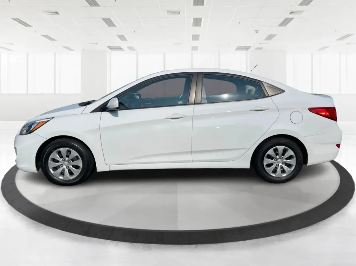 2017 Hyundai Accent SE 4-Door 6A (KMHCT4AE7HU) with an 1.6L L4 DOHC 16V engine, 6-Speed Automatic transmission, located at 401 Woodman Dr, Riverside, OH, 45431, (937) 908-9800, 39.760899, -84.123421 - Are you searching for a reliable, budget-friendly vehicle that accommodates your busy lifestyle? Look no further than Advantage Car and Credit in Fairborn, OH! We specialize in providing top-notch used vehicles with flexible financing options tailored to fit your needs. Our 2017 Hyundai Accent SE is - Photo#5