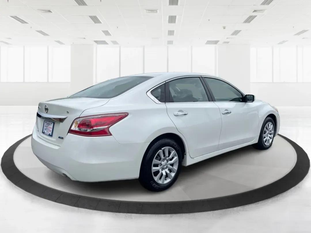 2013 Nissan Altima 2.5 S (1N4AL3APXDC) with an 2.5L I-4 DOHC engine, located at 1230 East Main St, Xenia, OH, 45385, (937) 908-9800, 39.688026, -83.910172 - **Experience the Ultimate Blend of Comfort and Reliability with the 2013 Nissan Altima 2.5 S Perfect for Your Lifestyle!**<br /> <br /> Are you in search of a vehicle that effortlessly balances daily commuting and weekend getaways? Look no further than this stunning 2013 Nissan Altima 2.5 S, now av - Photo#2