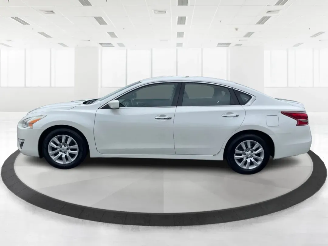 2013 Nissan Altima 2.5 S (1N4AL3APXDC) with an 2.5L I-4 DOHC engine, located at 1230 East Main St, Xenia, OH, 45385, (937) 908-9800, 39.688026, -83.910172 - **Experience the Ultimate Blend of Comfort and Reliability with the 2013 Nissan Altima 2.5 S Perfect for Your Lifestyle!**<br /> <br /> Are you in search of a vehicle that effortlessly balances daily commuting and weekend getaways? Look no further than this stunning 2013 Nissan Altima 2.5 S, now av - Photo#5