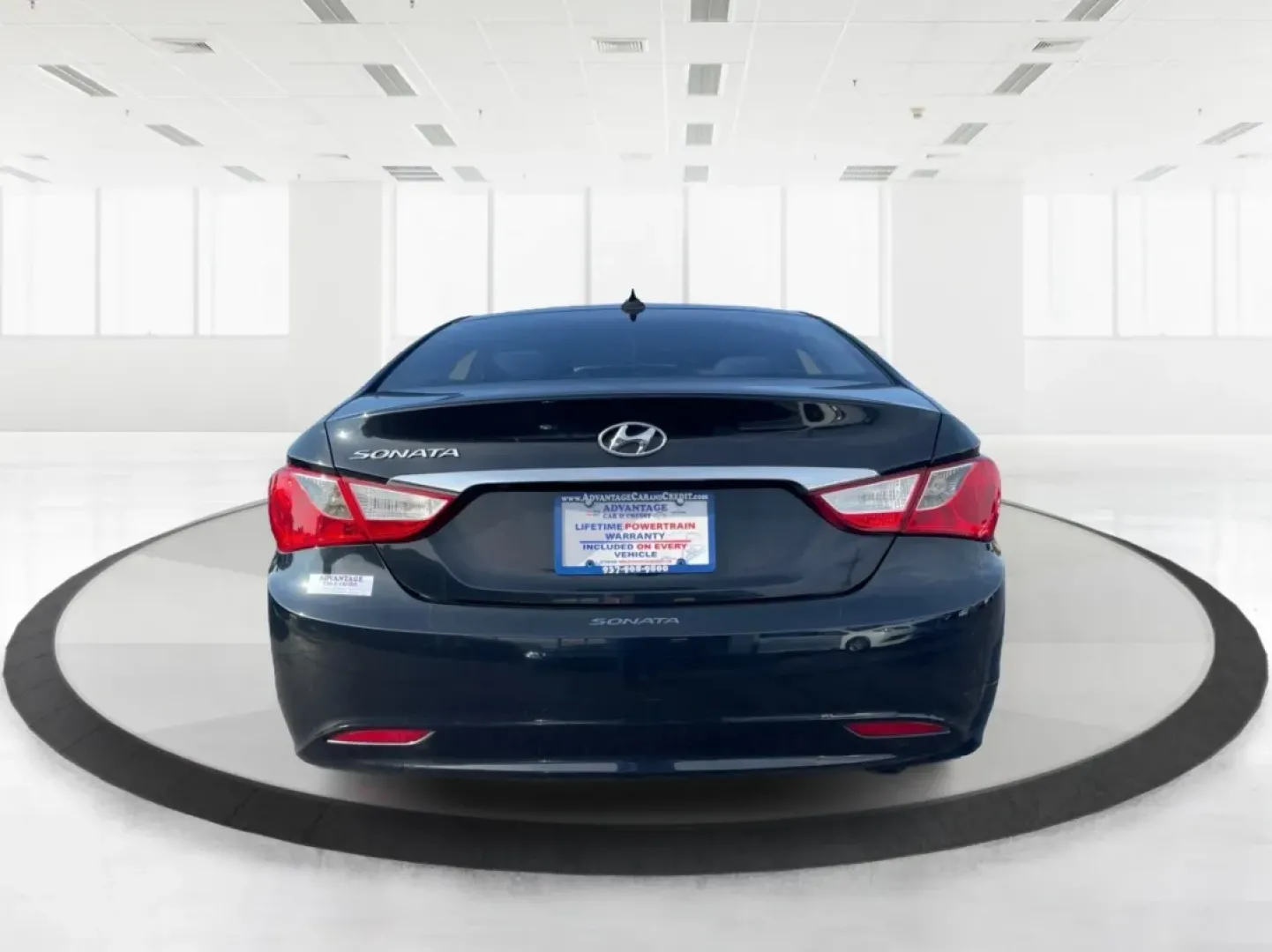 2013 Hyundai Sonata GLS (5NPEB4AC6DH) with an 2.4L I-4 gasoline direct injection engine, located at 401 Woodman Dr, Riverside, OH, 45431, (937) 908-9800, 39.760899, -84.123421 - If you're searching for the perfect blend of reliability, comfort, and affordability, look no further than this stunning 2013 Hyundai Sonata GLS, available now at Advantage Car and Credit in Fairborn, OH. Ideal for budget-conscious buyers or families looking for a dependable sedan, this vehicle shin - Photo#3