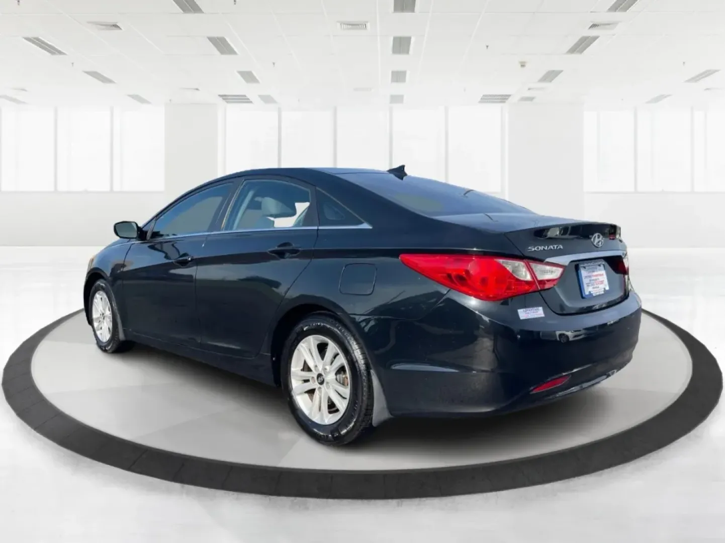 2013 Hyundai Sonata GLS (5NPEB4AC6DH) with an 2.4L I-4 gasoline direct injection engine, located at 401 Woodman Dr, Riverside, OH, 45431, (937) 908-9800, 39.760899, -84.123421 - If you're searching for the perfect blend of reliability, comfort, and affordability, look no further than this stunning 2013 Hyundai Sonata GLS, available now at Advantage Car and Credit in Fairborn, OH. Ideal for budget-conscious buyers or families looking for a dependable sedan, this vehicle shin - Photo#4