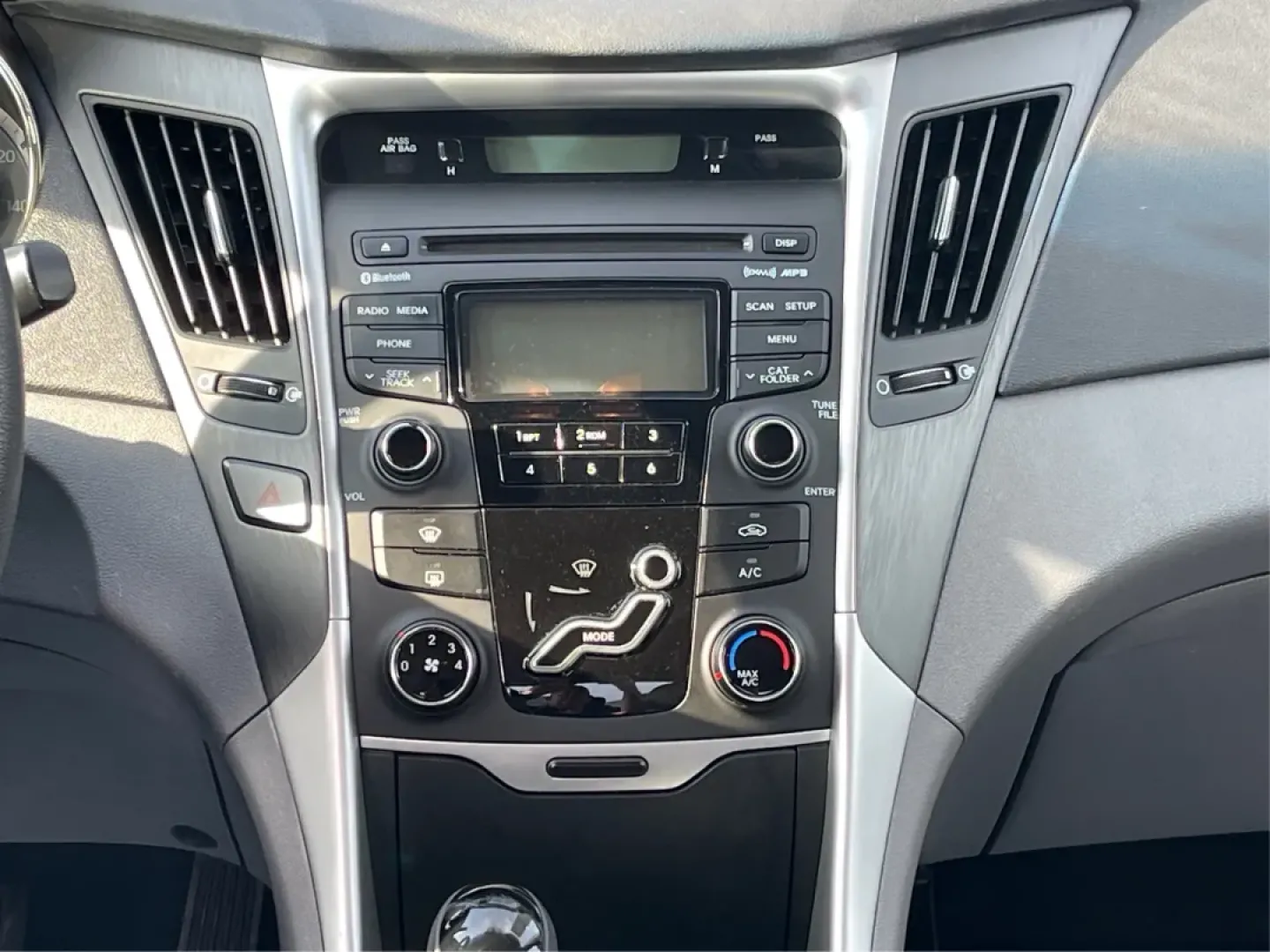 2013 Hyundai Sonata GLS (5NPEB4AC6DH) with an 2.4L I-4 gasoline direct injection engine, located at 401 Woodman Dr, Riverside, OH, 45431, (937) 908-9800, 39.760899, -84.123421 - If you're searching for the perfect blend of reliability, comfort, and affordability, look no further than this stunning 2013 Hyundai Sonata GLS, available now at Advantage Car and Credit in Fairborn, OH. Ideal for budget-conscious buyers or families looking for a dependable sedan, this vehicle shin - Photo#13