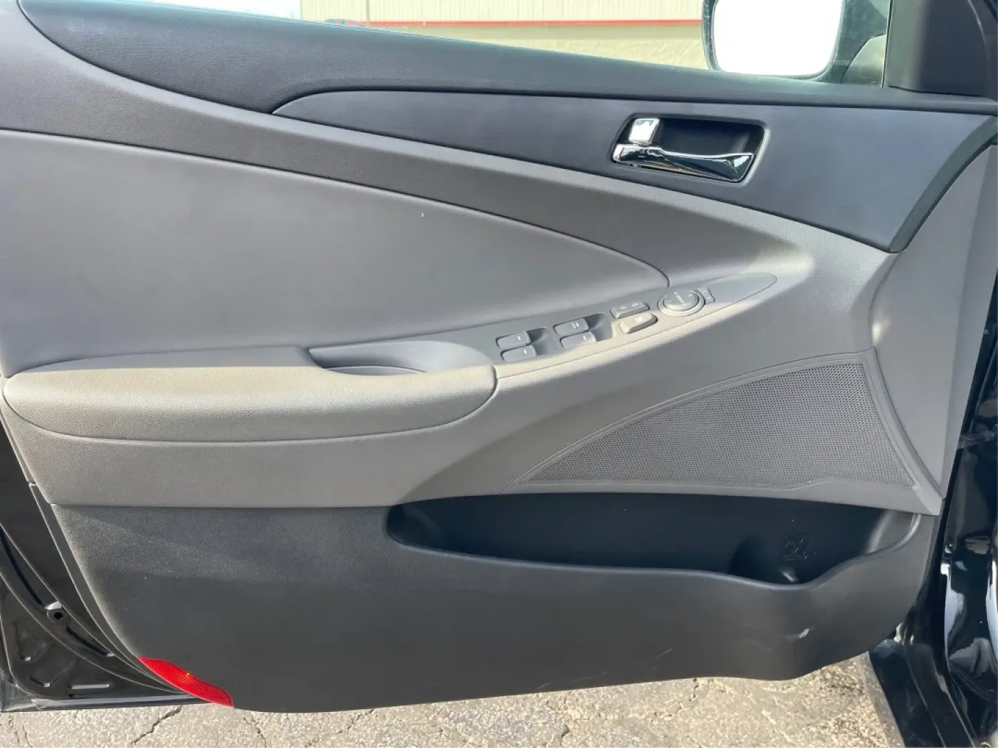 2013 Hyundai Sonata GLS (5NPEB4AC6DH) with an 2.4L I-4 gasoline direct injection engine, located at 401 Woodman Dr, Riverside, OH, 45431, (937) 908-9800, 39.760899, -84.123421 - If you're searching for the perfect blend of reliability, comfort, and affordability, look no further than this stunning 2013 Hyundai Sonata GLS, available now at Advantage Car and Credit in Fairborn, OH. Ideal for budget-conscious buyers or families looking for a dependable sedan, this vehicle shin - Photo#19