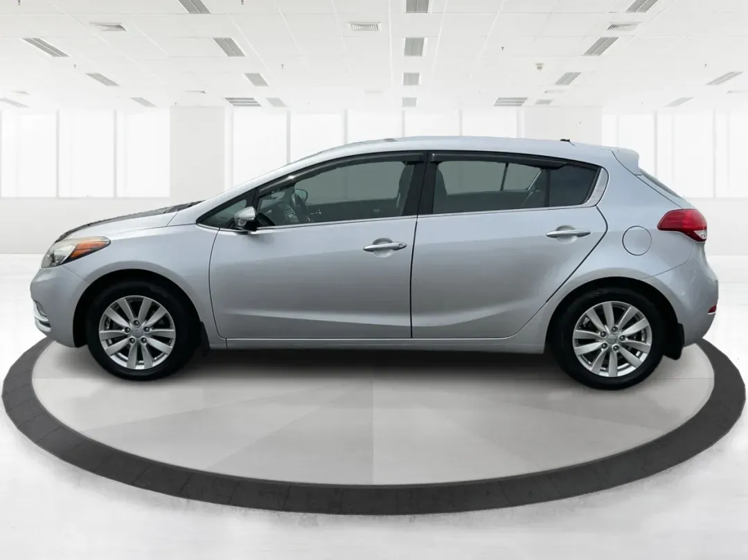 2014 Kia Forte EX (KNAFX5A88E5) with an 2L I-4 gasoline direct injection engine, located at 4508 South Dixie Dr, Moraine, OH, 45439, (937) 908-9800, 39.689976, -84.218452 - **Discover Your Next Adventure with the 2014 Kia Forte EX at Advantage Car and Credit!**<br /> <br /> Are you ready to elevate your daily commute or embark on weekend adventures? The 2014 Kia Forte EX is the perfect companion, whether you're navigating the bustling streets of Fairborn, OH, or hittin - Photo#5