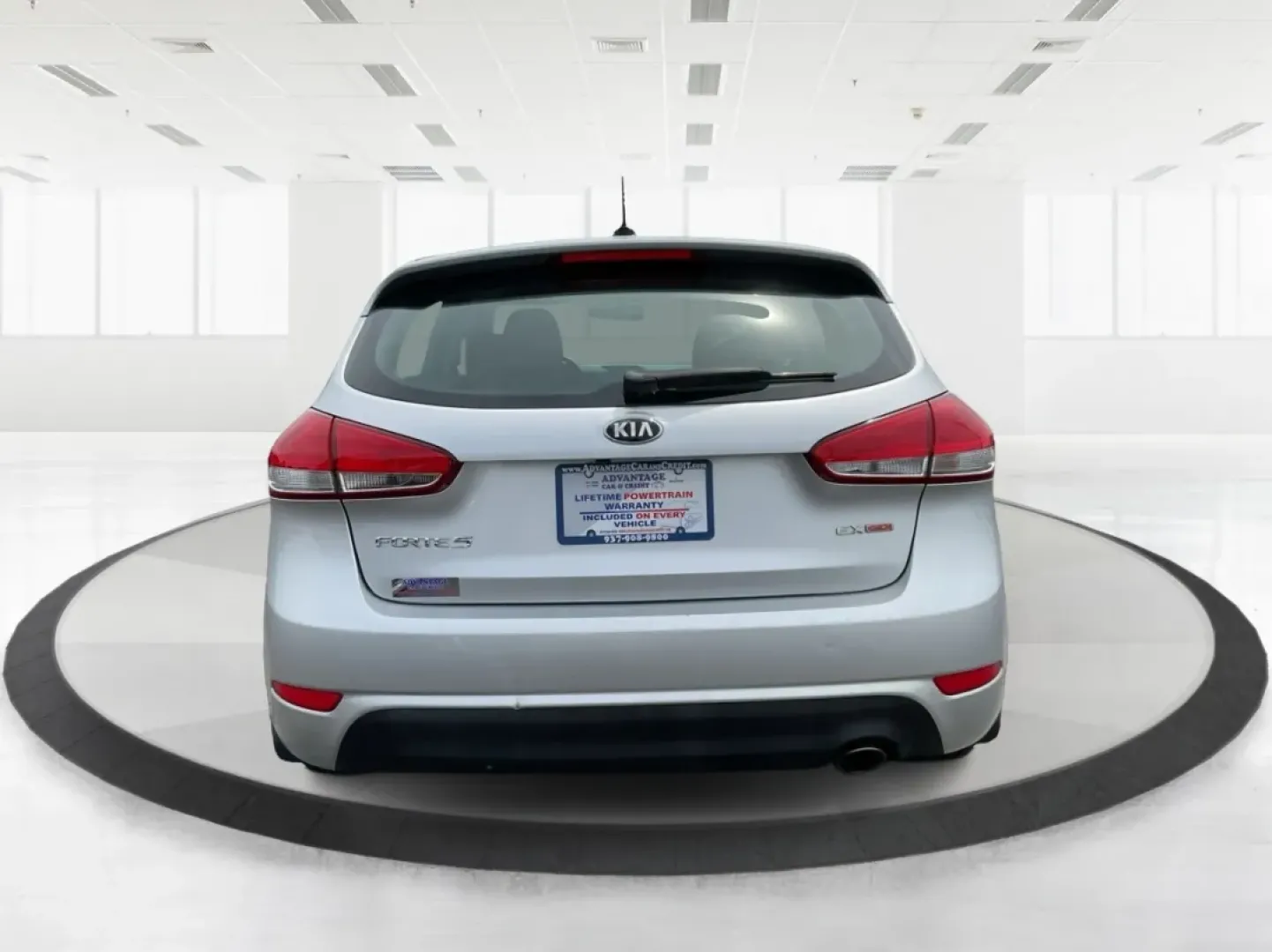 2014 Kia Forte EX (KNAFX5A88E5) with an 2L I-4 gasoline direct injection engine, located at 401 Woodman Dr, Riverside, OH, 45431, (937) 908-9800, 39.760899, -84.123421 - **Discover Your Next Adventure with the 2014 Kia Forte EX at Advantage Car and Credit!**<br /> <br /> Are you ready to elevate your daily commute or embark on weekend adventures? The 2014 Kia Forte EX is the perfect companion, whether you're navigating the bustling streets of Fairborn, OH, or hittin - Photo#3