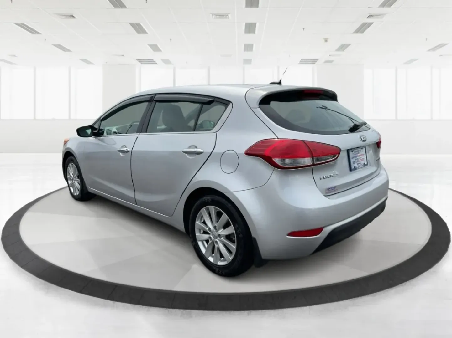 2014 Kia Forte EX (KNAFX5A88E5) with an 2L I-4 gasoline direct injection engine, located at 401 Woodman Dr, Riverside, OH, 45431, (937) 908-9800, 39.760899, -84.123421 - **Discover Your Next Adventure with the 2014 Kia Forte EX at Advantage Car and Credit!**<br /> <br /> Are you ready to elevate your daily commute or embark on weekend adventures? The 2014 Kia Forte EX is the perfect companion, whether you're navigating the bustling streets of Fairborn, OH, or hittin - Photo#4