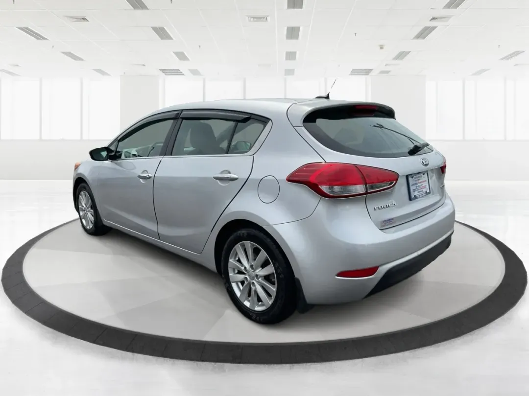 2014 Kia Forte EX (KNAFX5A88E5) with an 2L I-4 gasoline direct injection engine, 6-Speed Automatic transmission, located at 401 Woodman Dr, Riverside, OH, 45431, (937) 908-9800, 39.760899, -84.123421 - **Discover Your Next Adventure with the 2014 Kia Forte EX at Advantage Car and Credit!**<br /> <br /> Are you ready to elevate your daily commute or embark on weekend adventures? The 2014 Kia Forte EX is the perfect companion, whether you're navigating the bustling streets of Fairborn, OH, or hittin - Photo#4