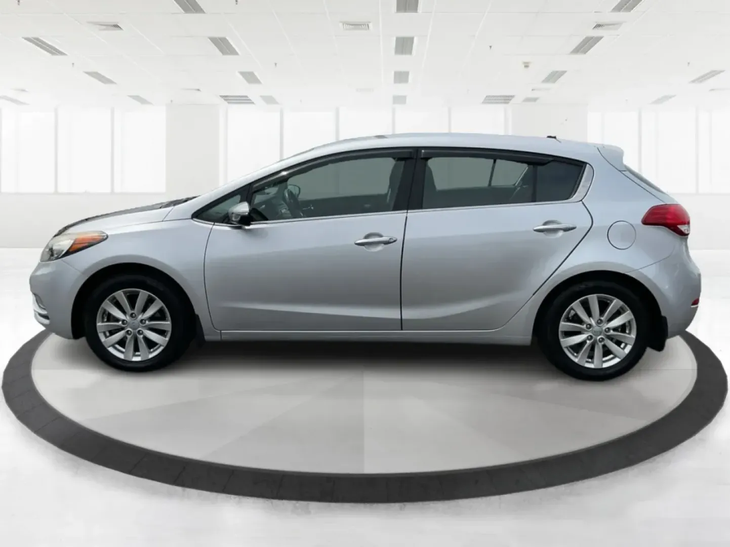 2014 Kia Forte EX (KNAFX5A88E5) with an 2L I-4 gasoline direct injection engine, located at 401 Woodman Dr, Riverside, OH, 45431, (937) 908-9800, 39.760899, -84.123421 - **Discover Your Next Adventure with the 2014 Kia Forte EX at Advantage Car and Credit!**<br /> <br /> Are you ready to elevate your daily commute or embark on weekend adventures? The 2014 Kia Forte EX is the perfect companion, whether you're navigating the bustling streets of Fairborn, OH, or hittin - Photo#5