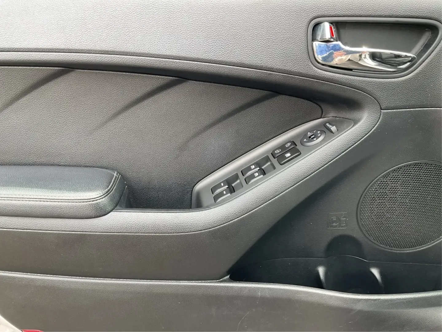 2014 Kia Forte EX (KNAFX5A88E5) with an 2L I-4 gasoline direct injection engine, located at 401 Woodman Dr, Riverside, OH, 45431, (937) 908-9800, 39.760899, -84.123421 - **Discover Your Next Adventure with the 2014 Kia Forte EX at Advantage Car and Credit!**<br /> <br /> Are you ready to elevate your daily commute or embark on weekend adventures? The 2014 Kia Forte EX is the perfect companion, whether you're navigating the bustling streets of Fairborn, OH, or hittin - Photo#17